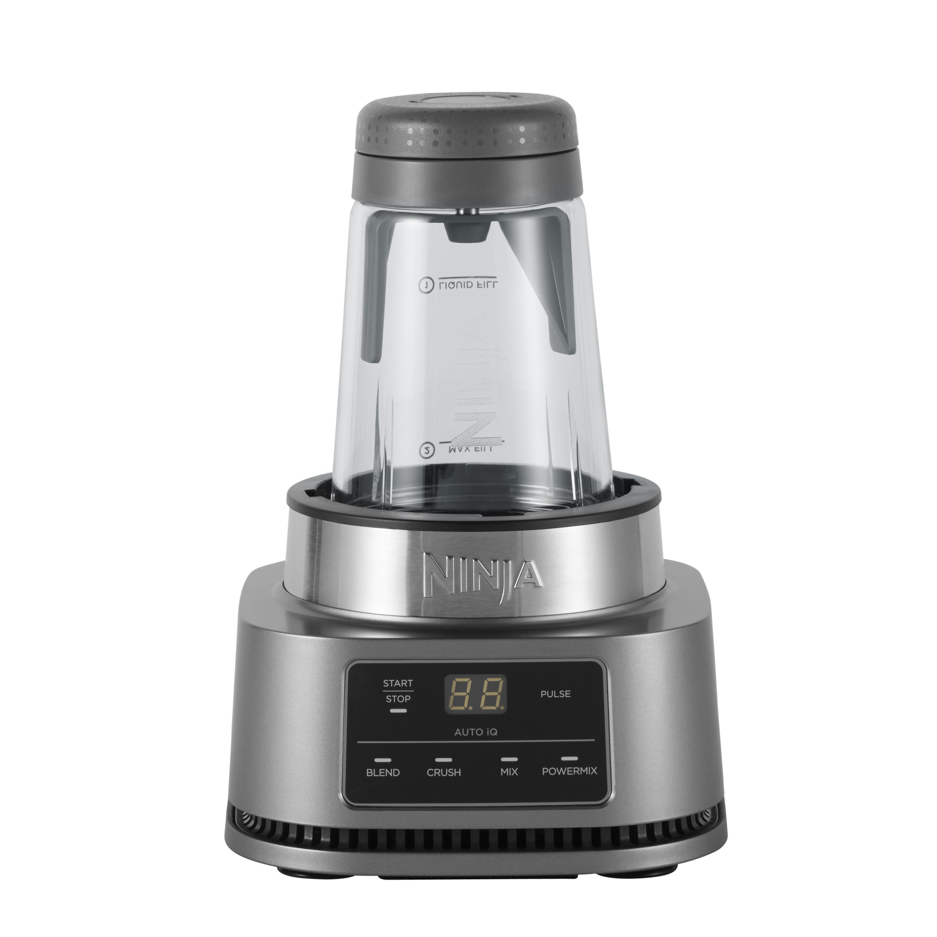 Silberner Ninja-Mixer mit Touchscreen-Bedienelementen und einem klaren Mixbehälter.