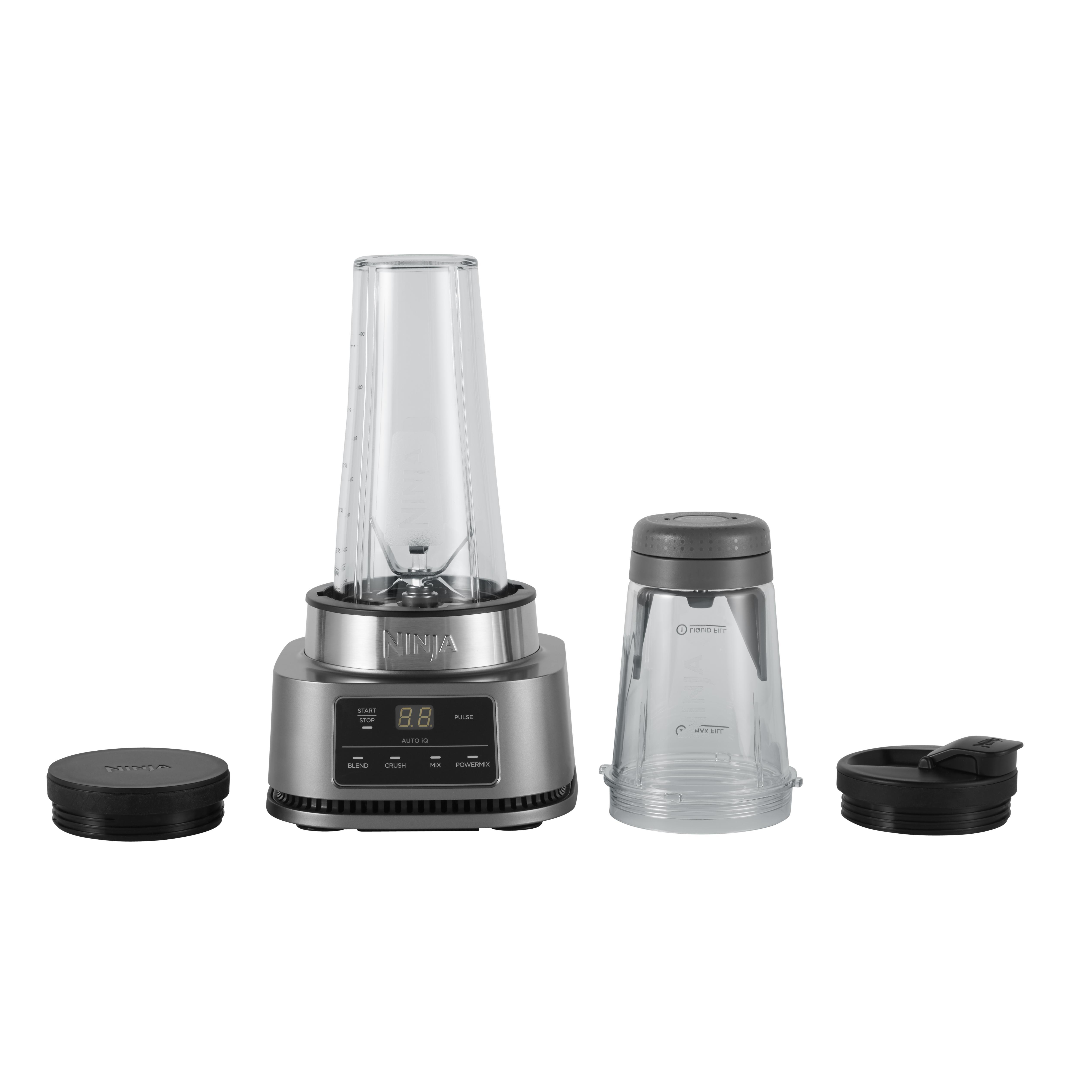 Ein Ninja-Mixer mit zwei Bechern und Deckeln sowie einer Mixerbasis. Alles ist silber.