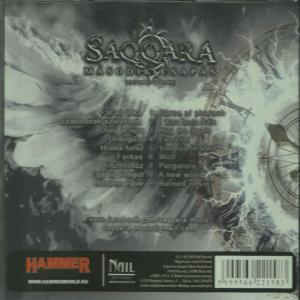 Egy CD borító a "Saqqara" címmel, a számok listájával és egy Hammer/Nail logóval alul.