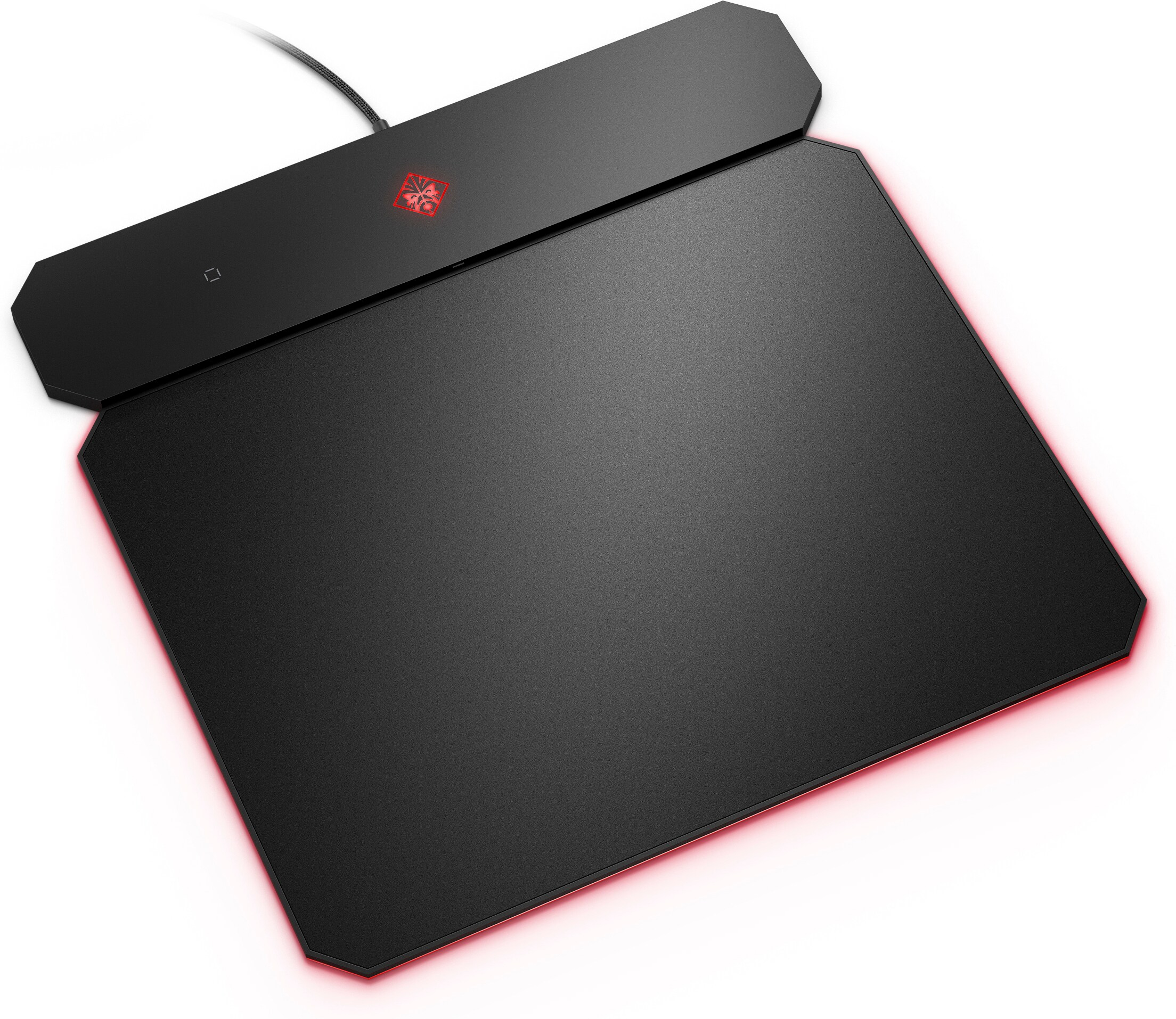 Zwarte gaming muismat met rode verlichting en Omen-logo.