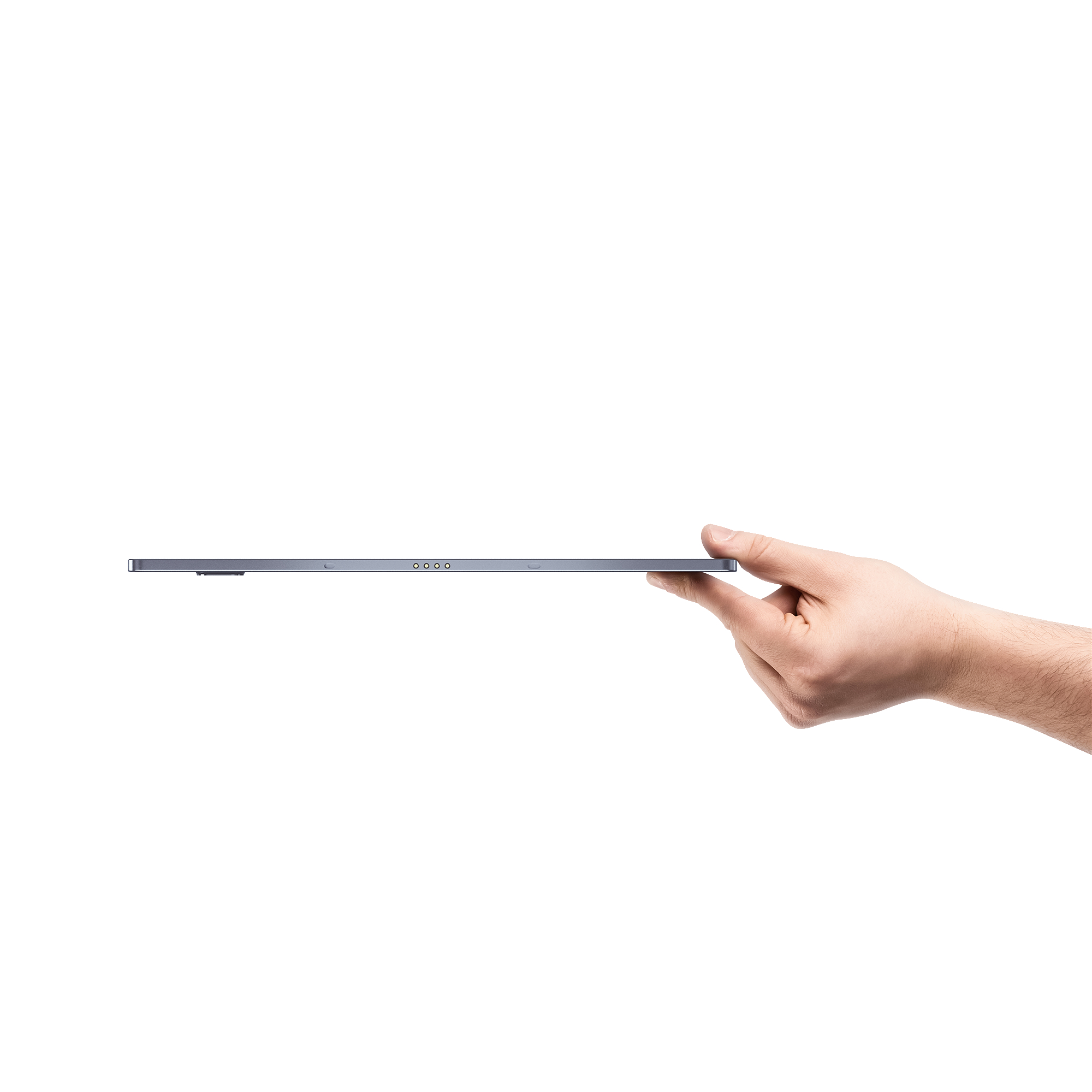 Eine Hand, die ein silbernes Tablet mit schwarzem Rahmen hält, Seitenansicht, vor weißem Hintergrund.