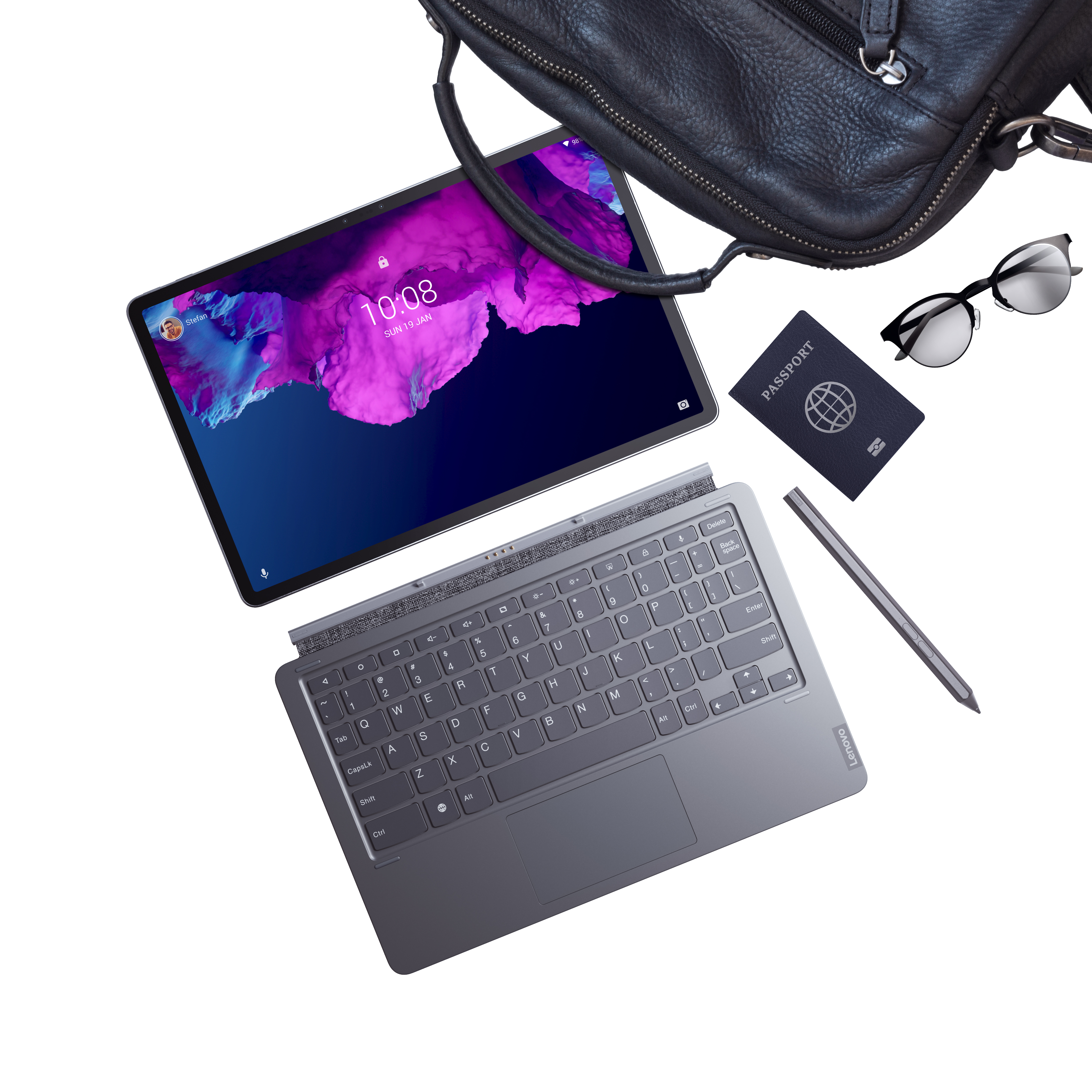 Tablet, Tastatur, Tasche, Reisepass und Brille auf Weiß. Die Uhrzeit auf dem Bildschirm ist 10:08.