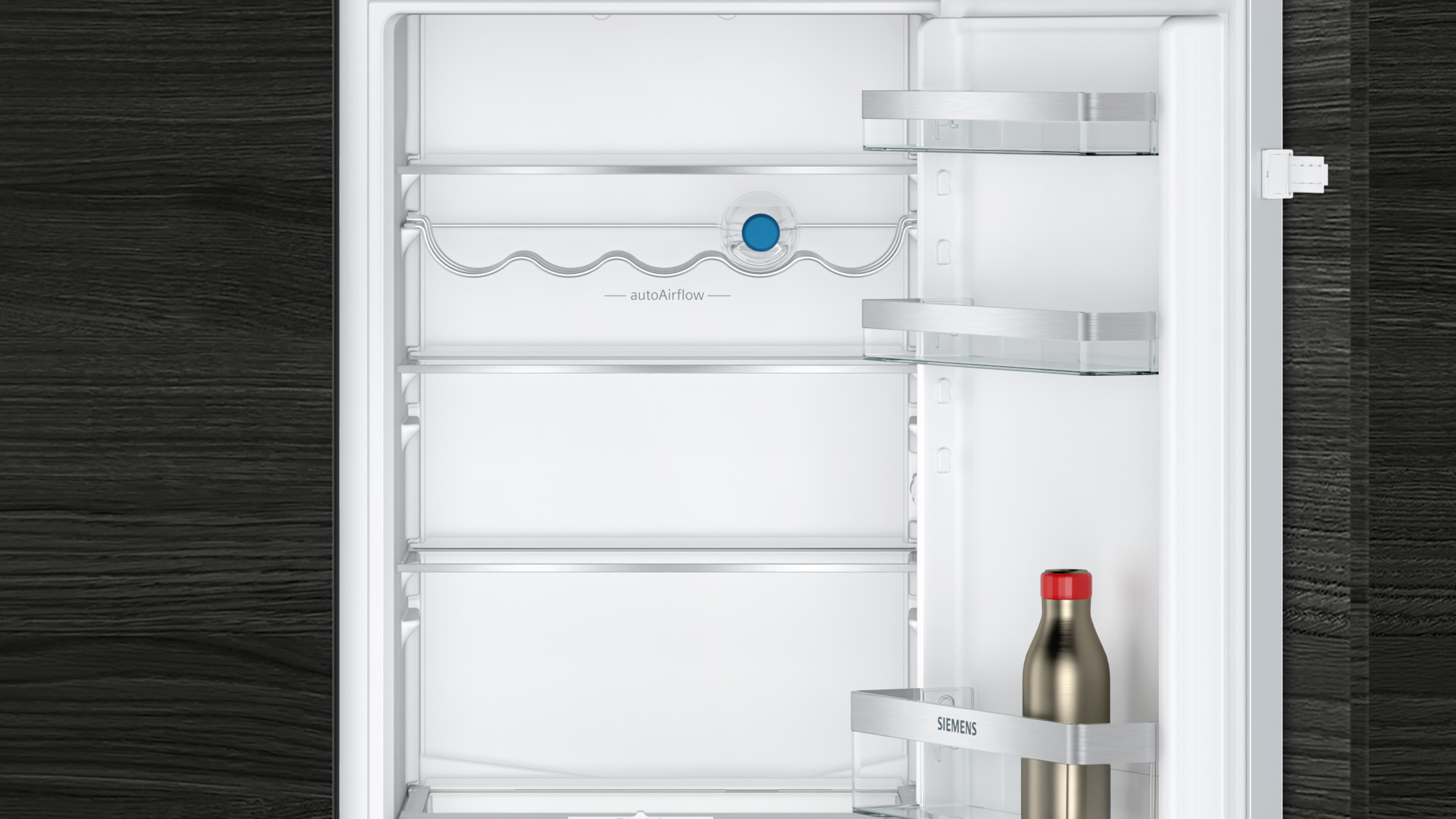 Offener Kühlschrank mit Regalen und einer Flasche. Weißer Innenraum, blaue Steuerung, dunkler Holzhintergrund.