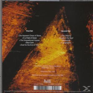 CD-album borító, narancs és fekete absztrakt design. A szöveg tartalmazza a dalcímeket és az előadók adatait.