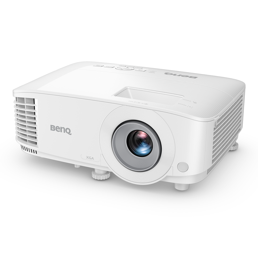 Fehér BenQ XGA projektor lencsével és szellőzőnyílásokkal. Fekete háttérrel.