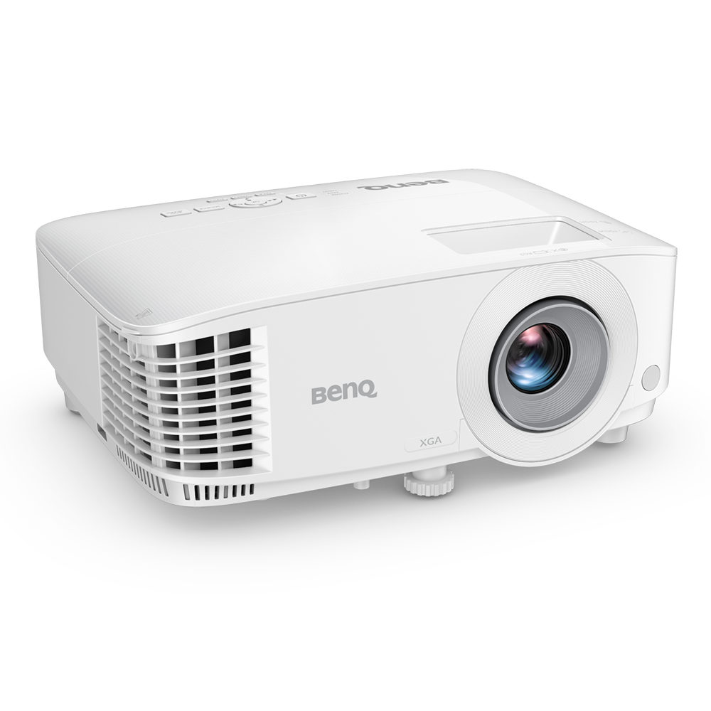 Fehér BenQ projektor lencsével, szellőzéssel és márkával fehér felületen.