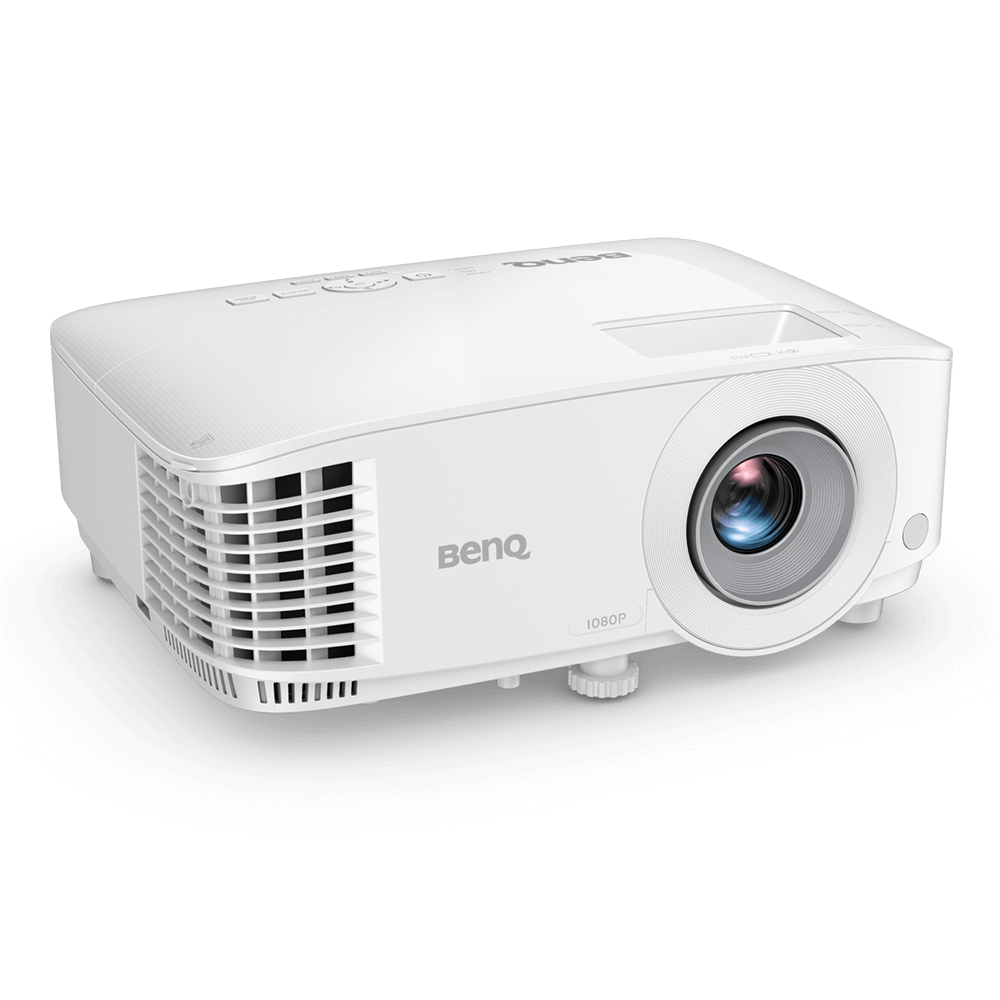 Egy fehér BenQ 1080P projektor. Lencséje, szellőzőnyílásai és vezérlőgombjai vannak. A logó látható.
