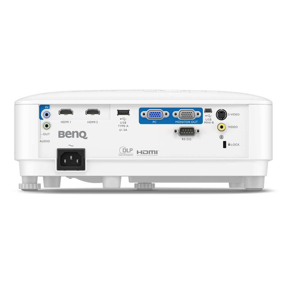 Egy fehér BenQ projektor hátulnézete. Tartalmaz audio, HDMI, USB és egyéb portokat.