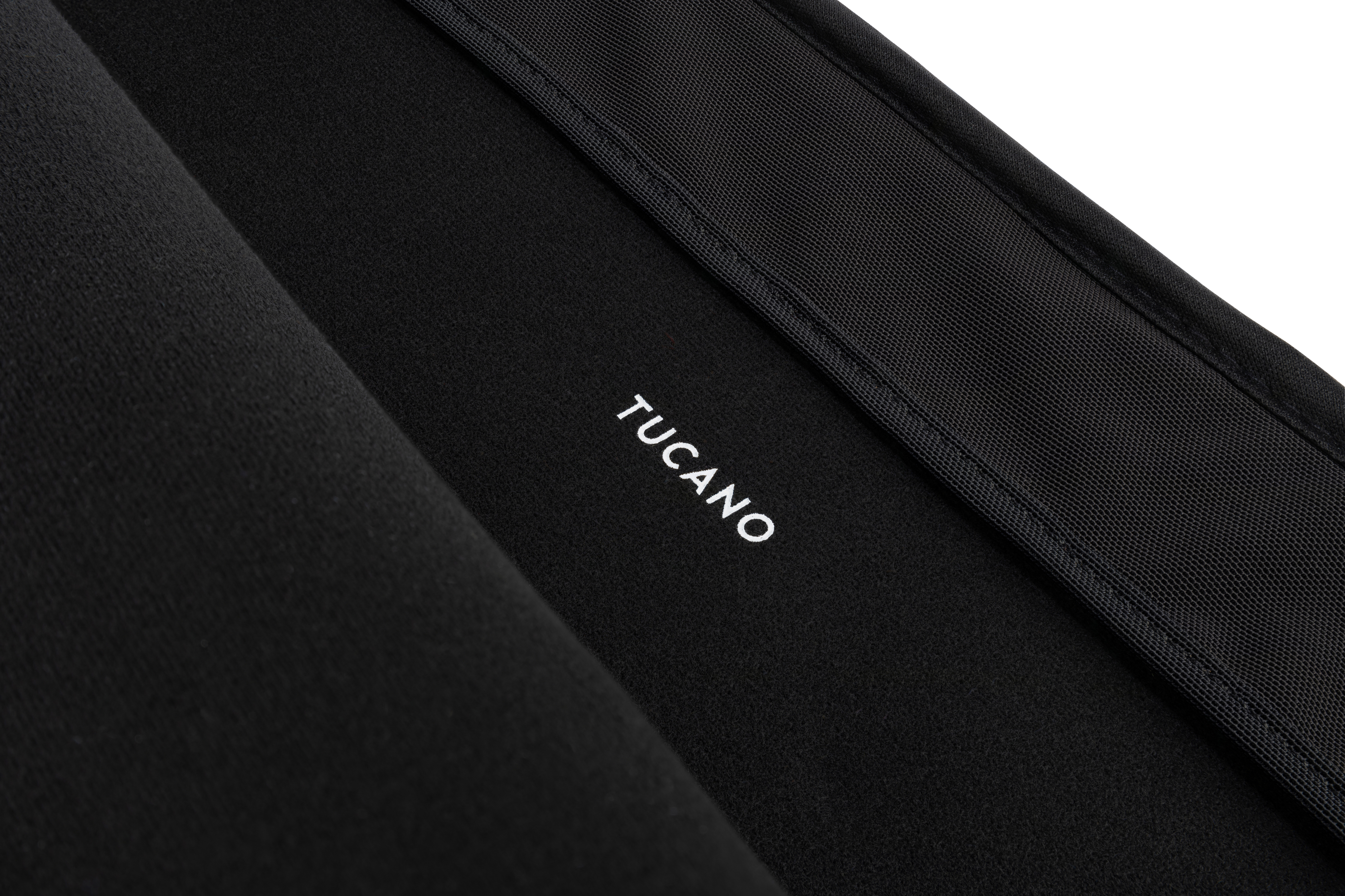 Tissu noir avec le mot blanc 'TUCANO' dessus.
