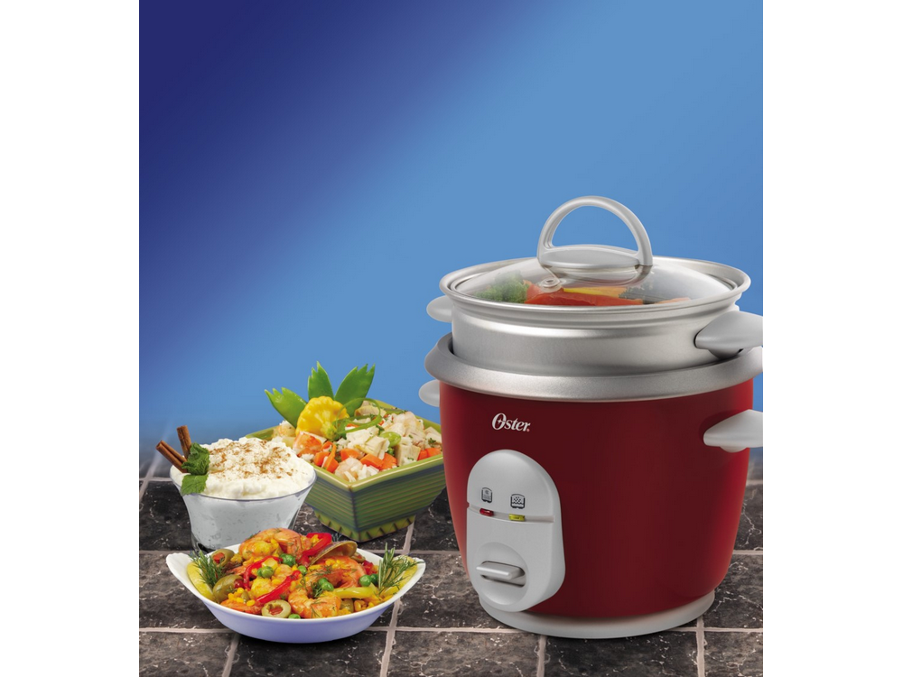 Arrocera Oster roja, platos con comida y fondo azul. Los platos incluyen arroz, verduras y camarones.