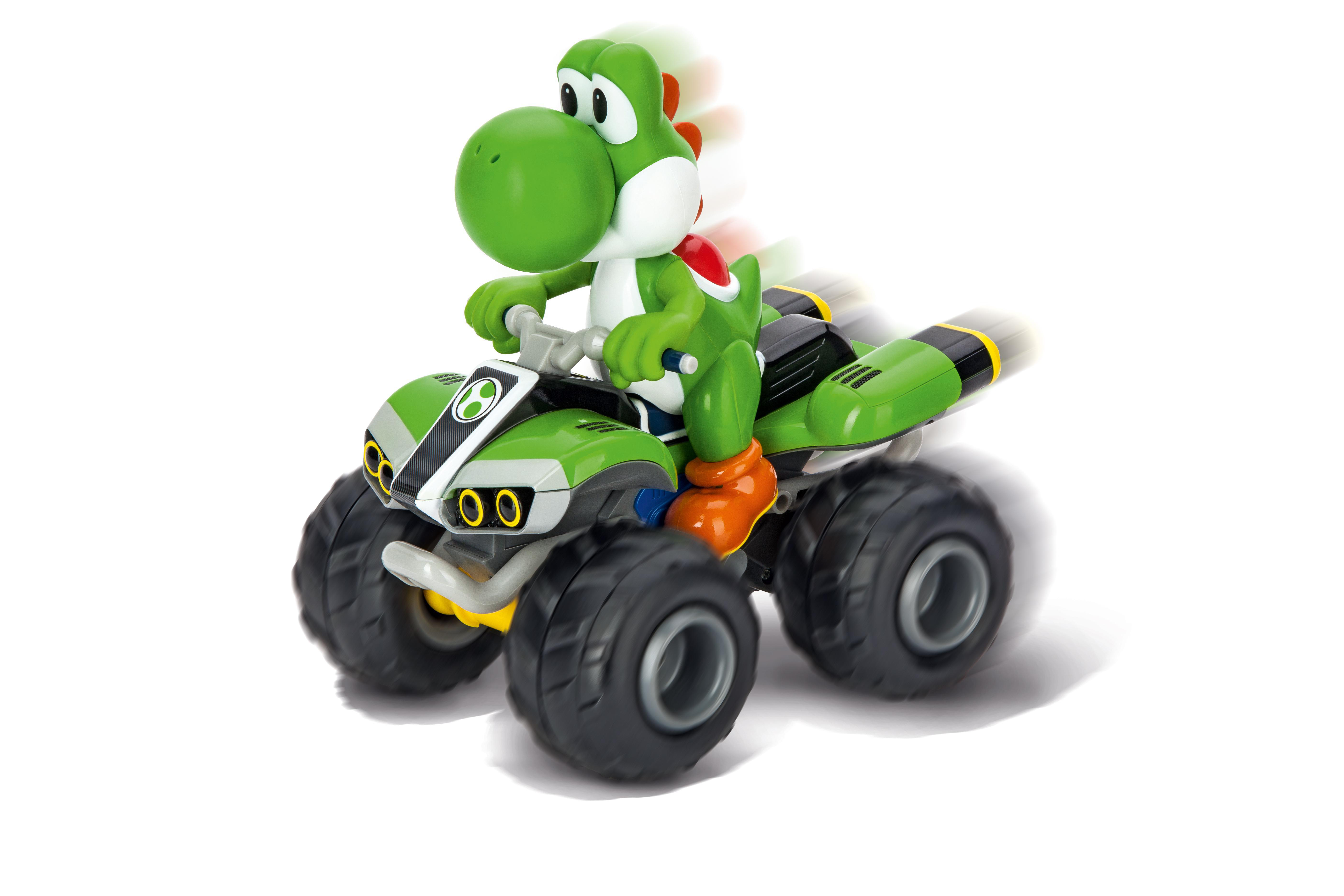 Yoshi-Spielzeug auf einem grünen ATV-Spielzeug. Es ist ein Spielzeug der Figur aus der Super Mario-Serie, weißer Hintergrund.