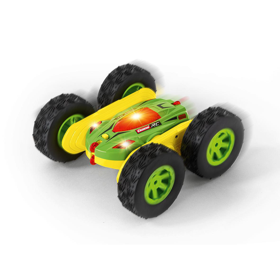 Ein grünes und gelbes Spielzeugauto mit vier Rädern. Es befindet sich auf einer weißen Oberfläche.