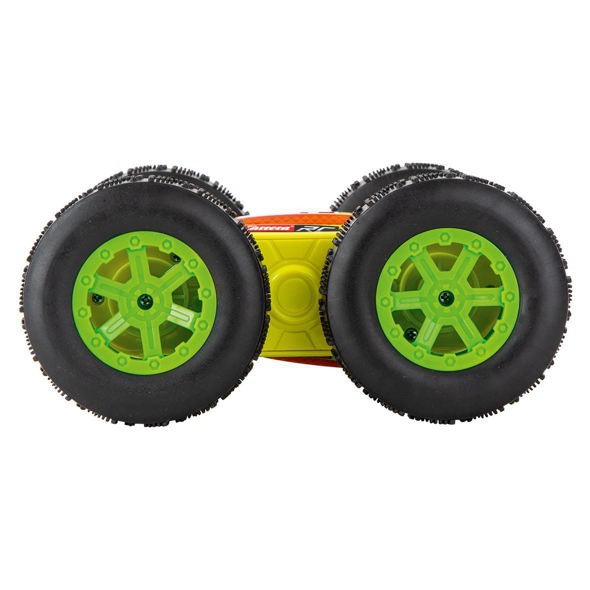 Spielzeugauto, vier grüne Räder, gelbes Chassis. Schwarze Reifen. Weißer Hintergrund.