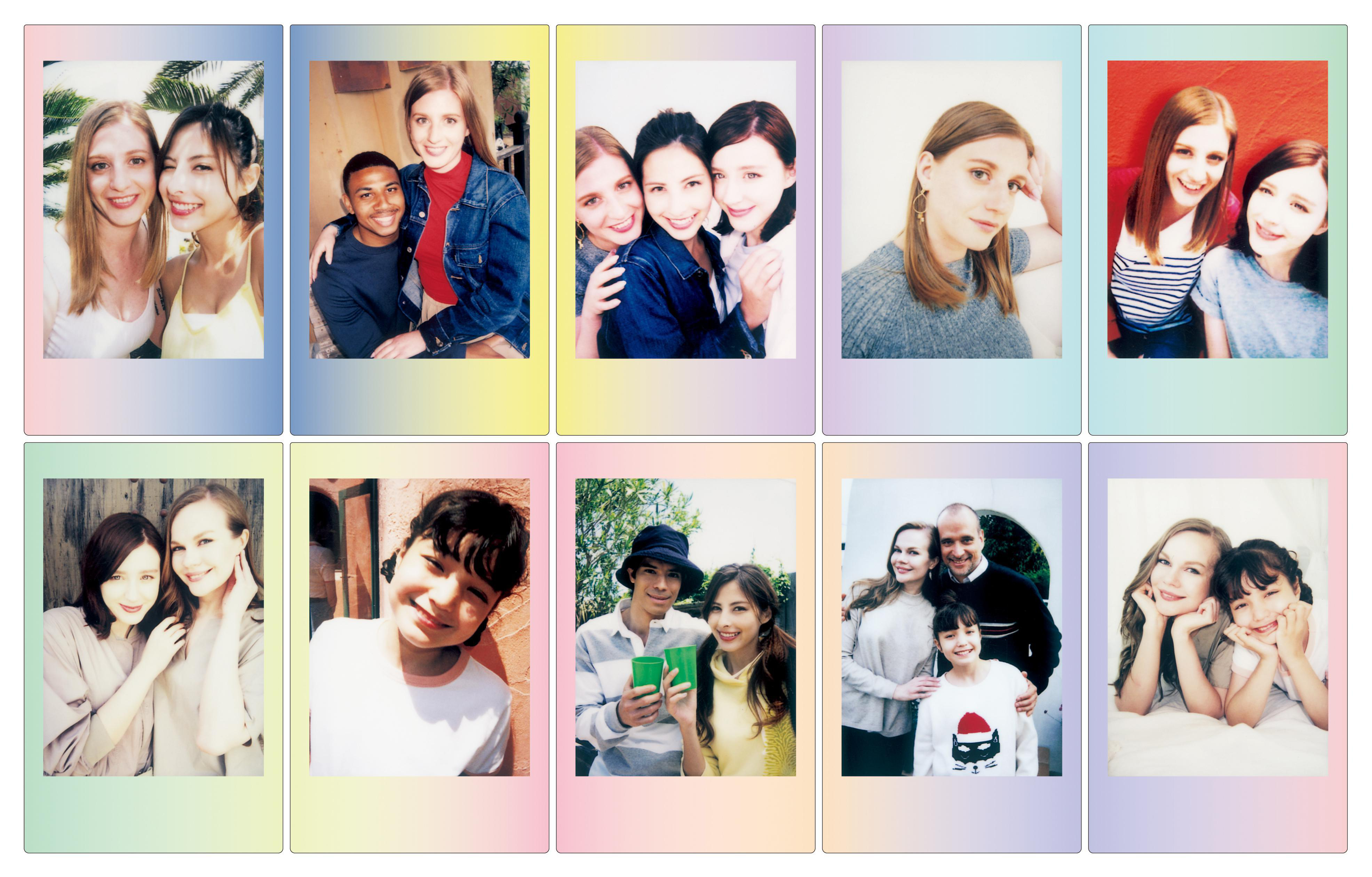 Fotos im Polaroid-Stil von Menschen in verschiedenen Umgebungen, einige mit Freunden, einige lächelnd.