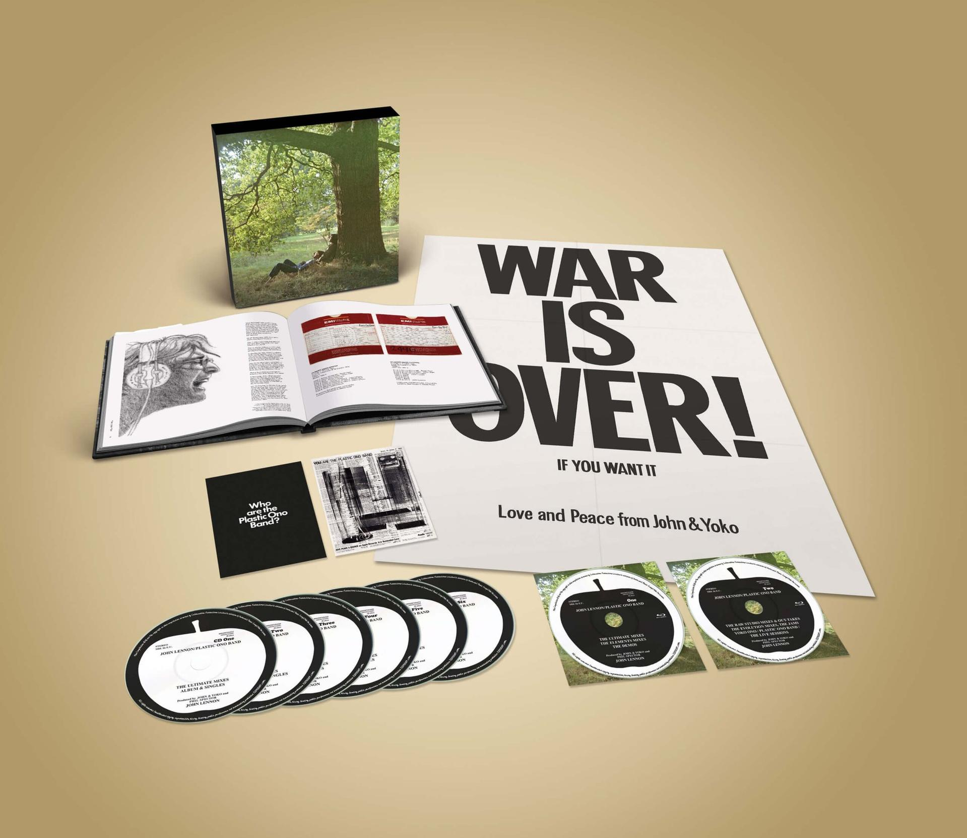 War is Over poster en albumset. Albumhoes van man met koptelefoon, cd's en boekje.