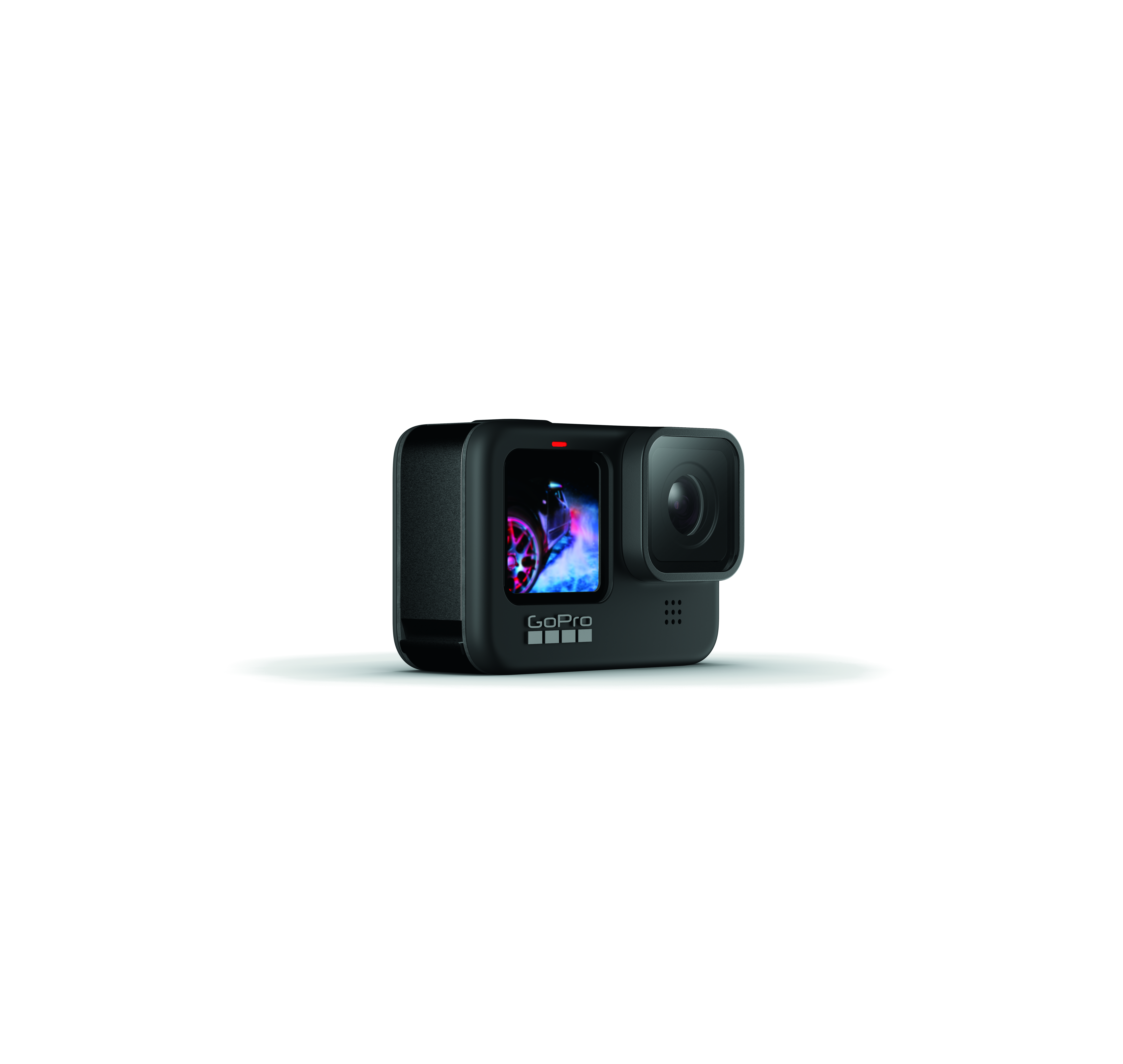 Renkli bir görüntü gösteren ekranı olan siyah bir GoPro kamerası. Beyaz bir yüzeyde.
