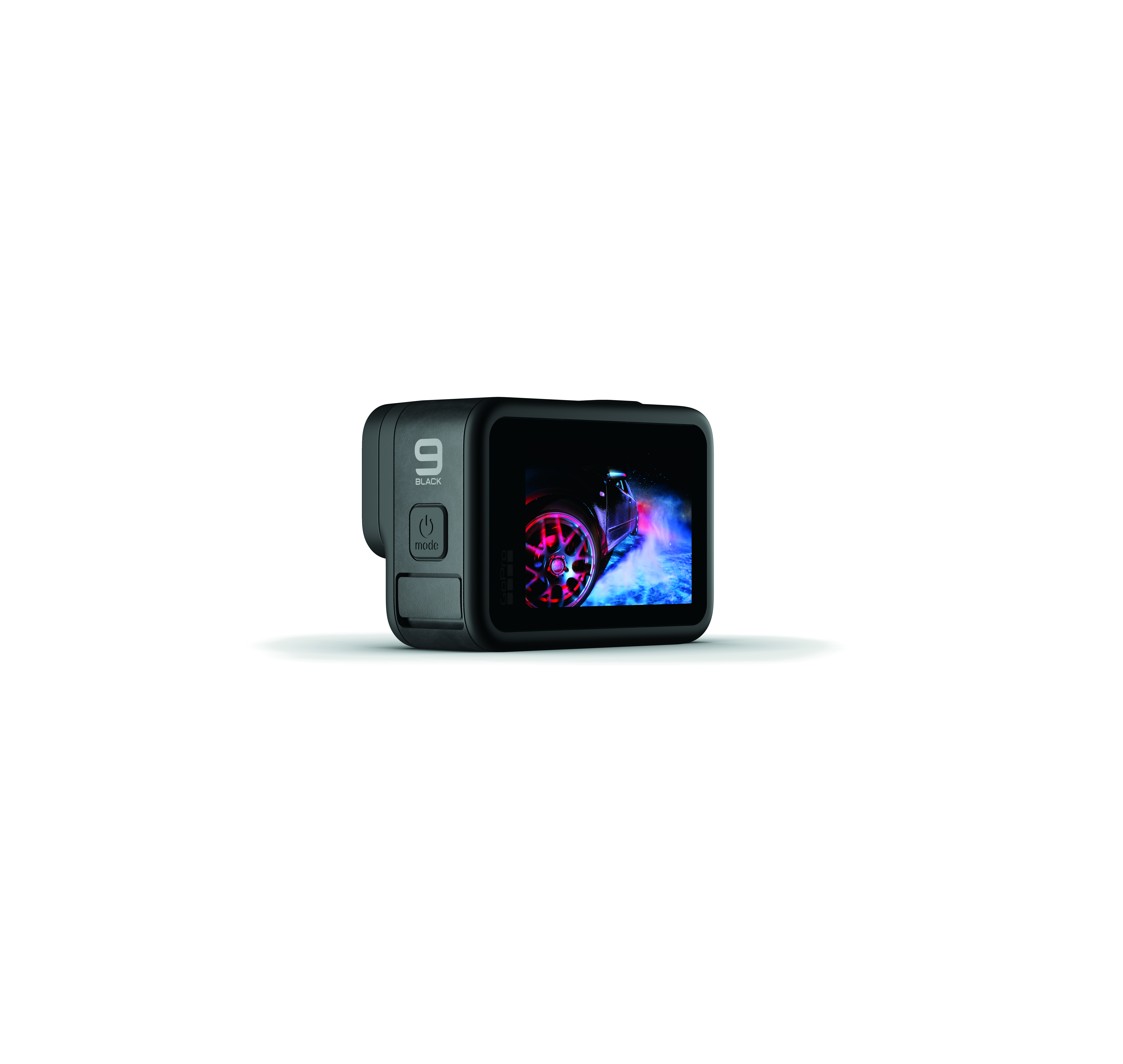 Renkli bir ortamda bir araba tekerleğini gösteren bir ekrana sahip siyah bir GoPro kamerası, siyah bir arka plan üzerinde.
