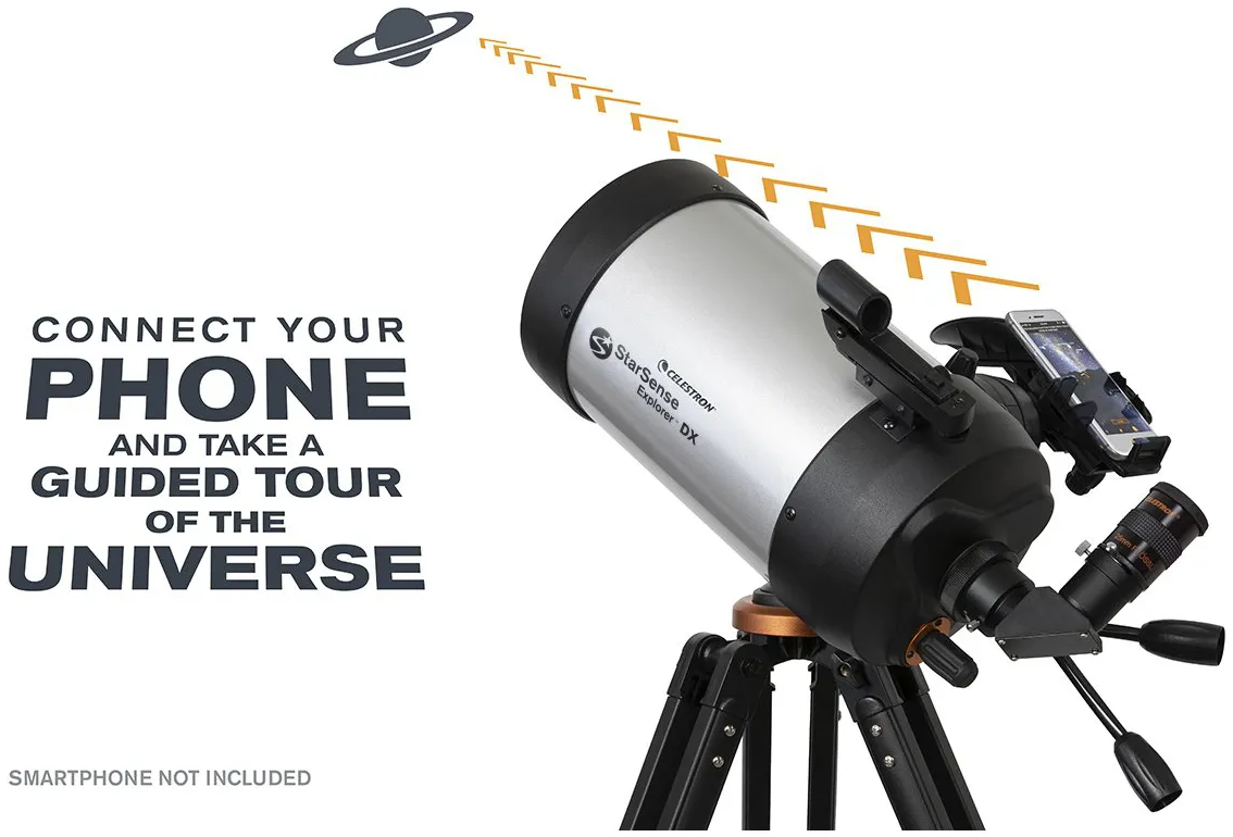 Un télescope avec un téléphone attaché, avec du texte décrivant une visite guidée de l'univers.