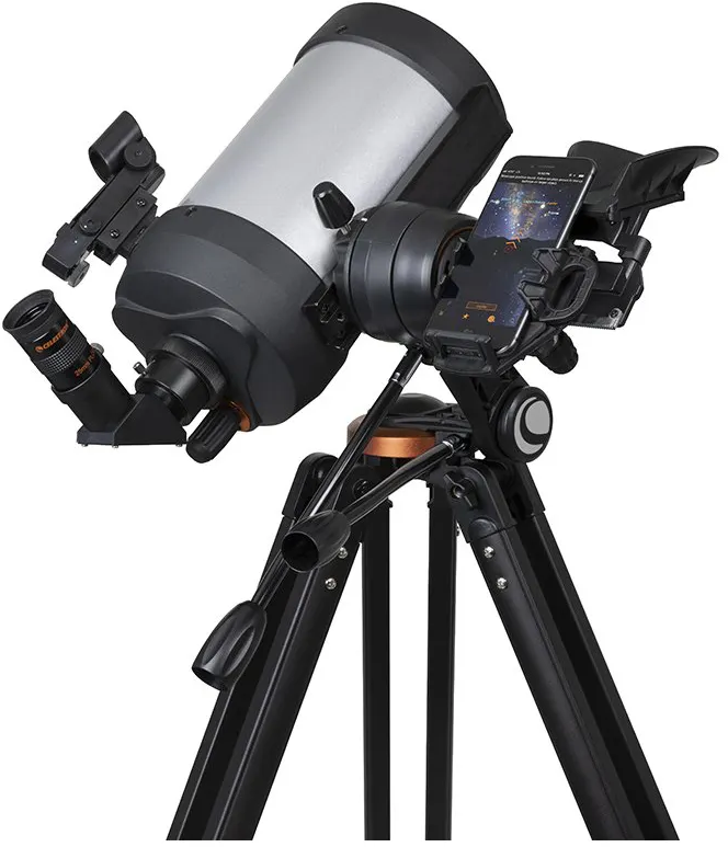 Un télescope noir sur un trépied avec un smartphone attaché, sur fond blanc.