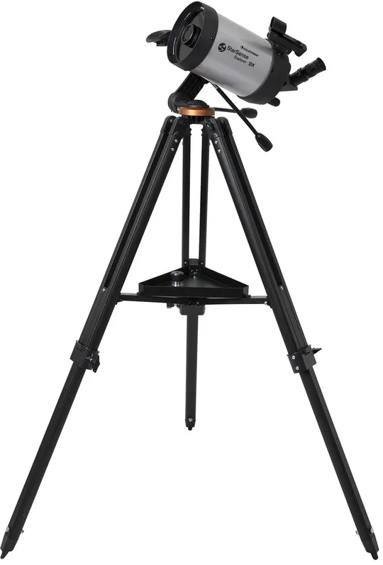 Un télescope sur un trépied, tube argenté avec monture et pieds noirs, sur fond blanc.