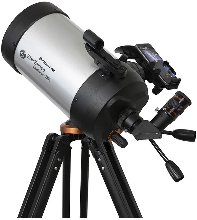 Un télescope Celestron StarSense argenté sur un trépied, avec un smartphone attaché.
