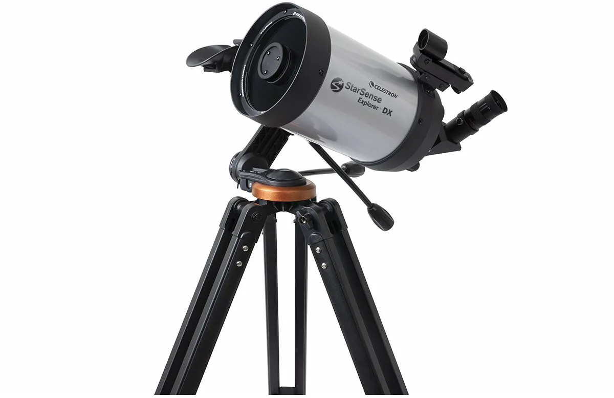 Un télescope Celestron StarSense Explorer DX est sur un trépied, sur fond blanc.