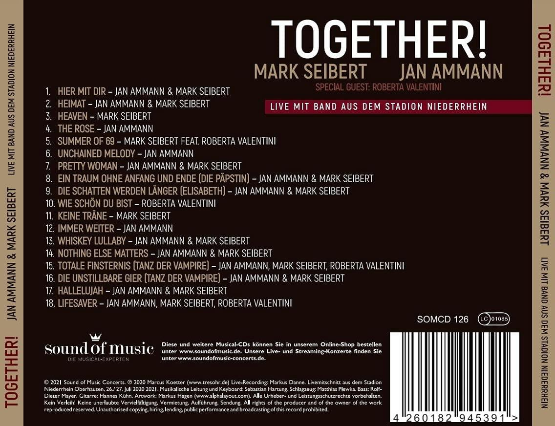 Albumcover mit Text, Bandmitgliedern und einer Bühne mit Instrumenten.