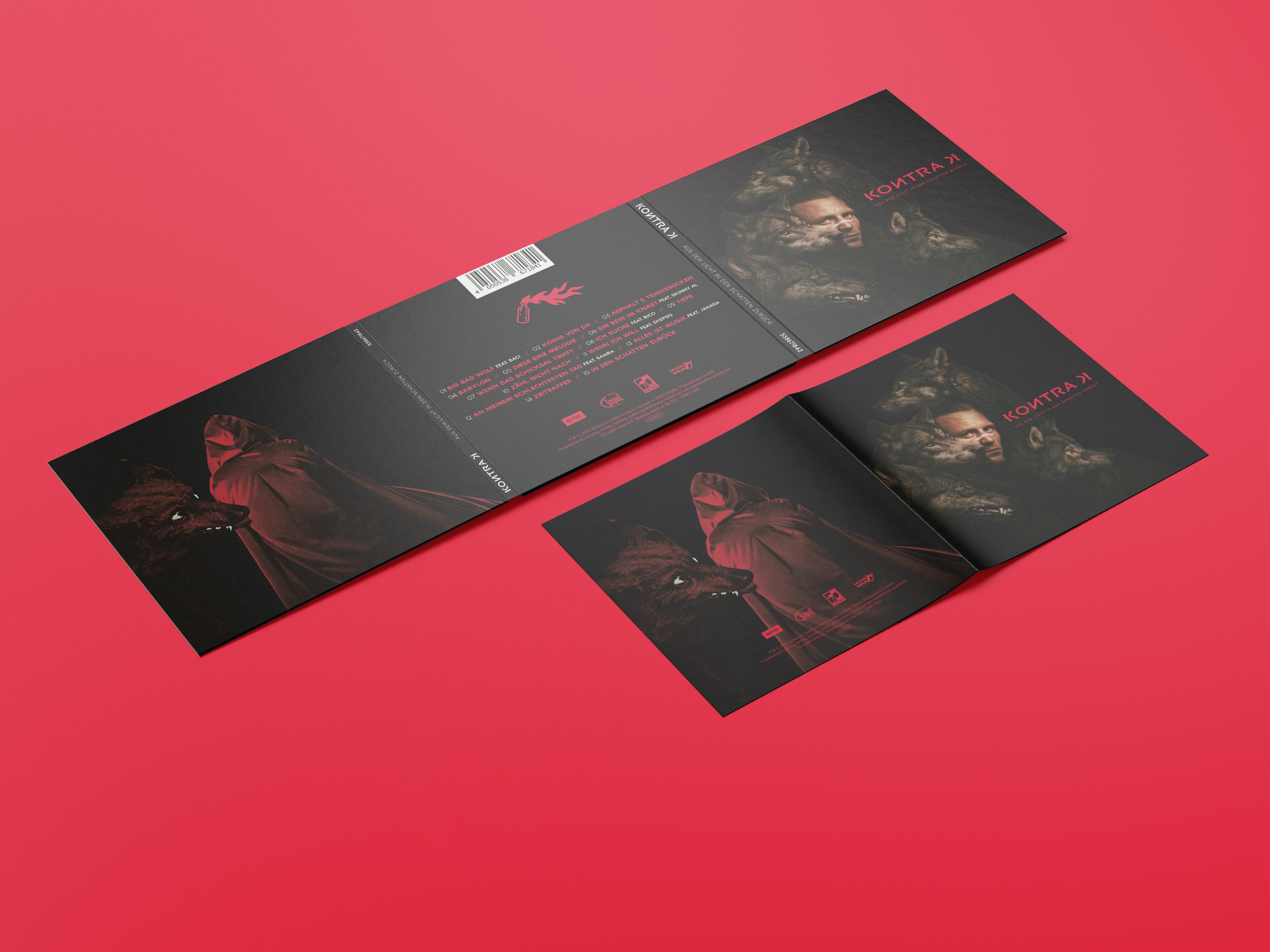 Albumcover: Kontra K. Mann in Kapuzenmantel, Wolfsbilder und roter Hintergrund.