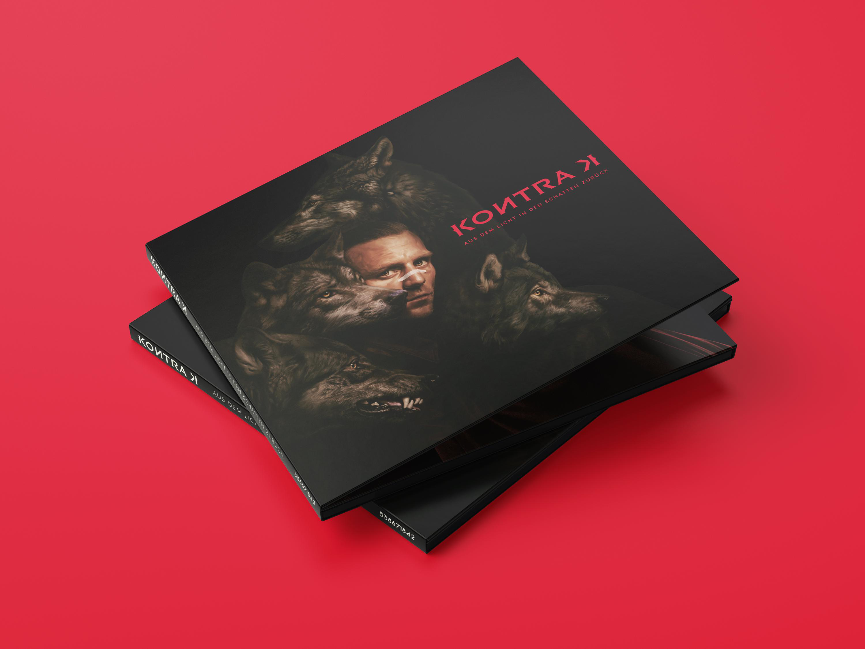 Albumcover mit Wölfen und einem Mann, auf rotem Hintergrund, mit Text.