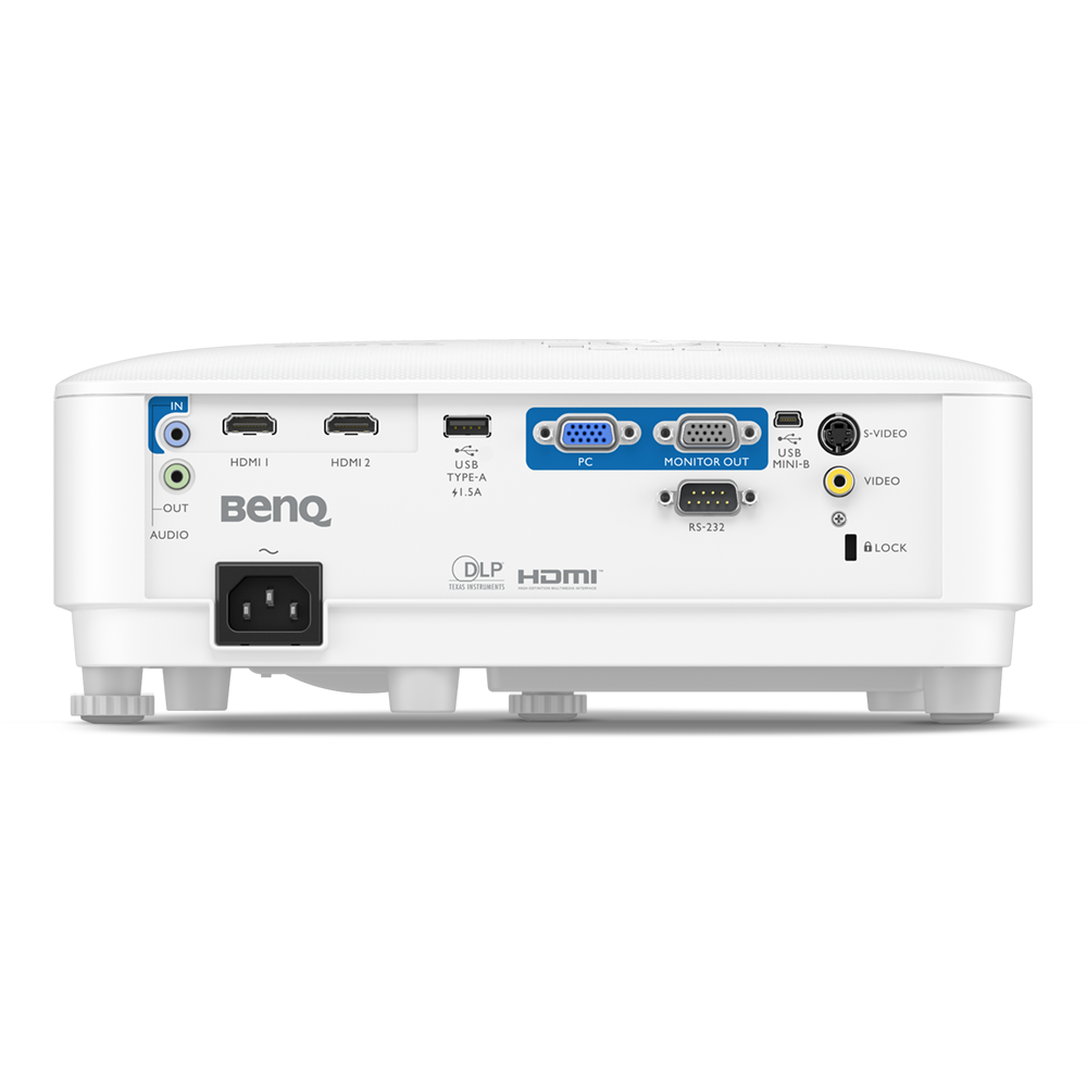 Fehér BenQ projektor hátlapja portokkal: HDMI, USB, VGA, audio és tápbemenet. Szöveges címkék.