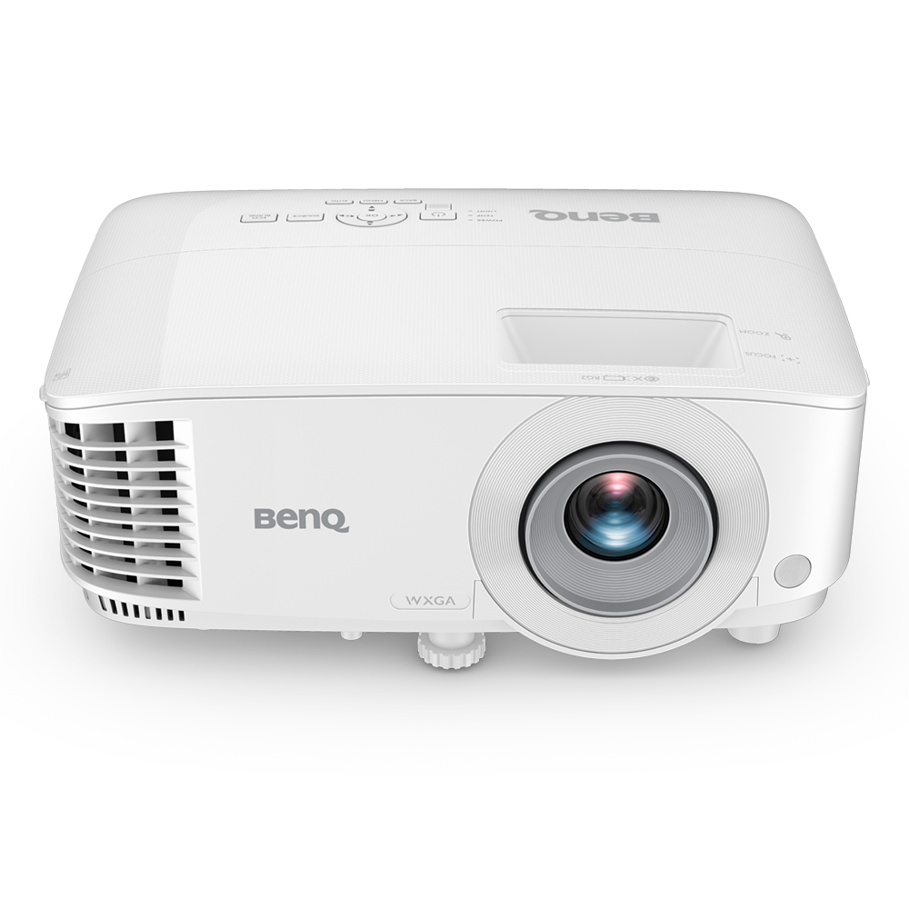Fehér BenQ projektor nagy objektívvel és vezérlőgombokkal. Fekete háttér.