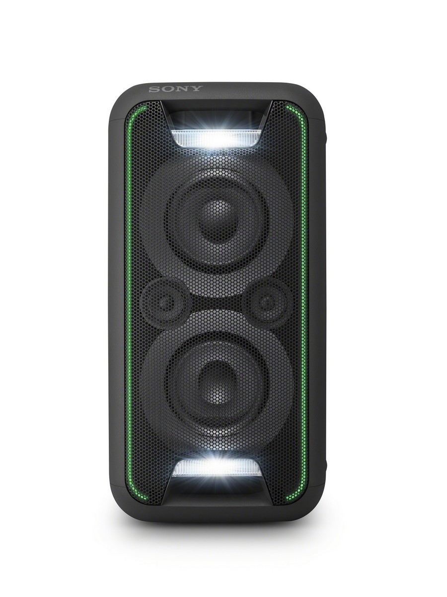 Un altavoz negro con dos woofers, un tweeter central y luces de acento verdes.