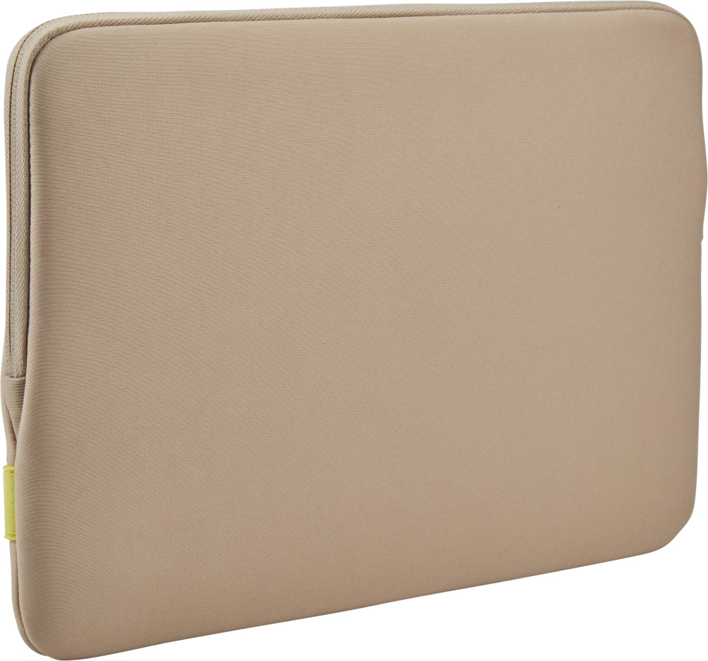 Housse d'ordinateur portable beige. Elle est rectangulaire avec une fermeture éclair. La housse est sur fond blanc.