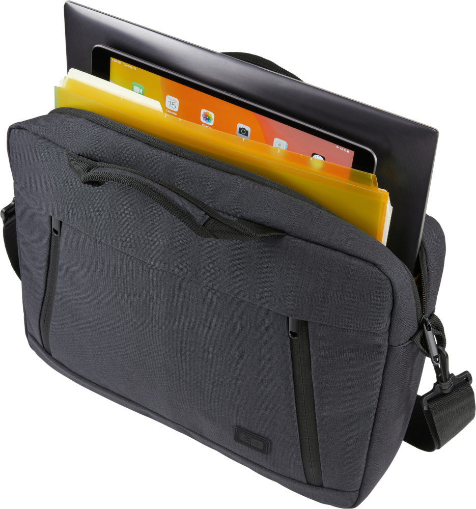 Un sac messager gris contient une tablette, des dossiers jaunes et des papiers. Le sac a une bandoulière et des fermetures éclair.