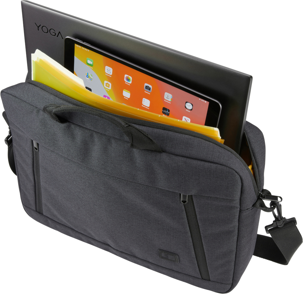 Een grijze laptop, tablet en mappen in een donkergrijze schoudertas.