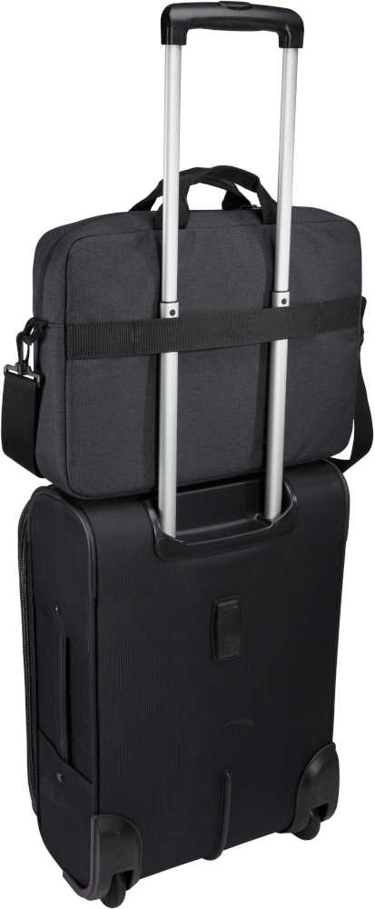 Grijze laptoptas bovenop een zwarte rolkoffer, met een zilveren handvat.