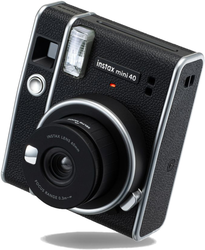 Zwarte Instax Mini 40 camera met flitser en lensdetails, schuine weergave.