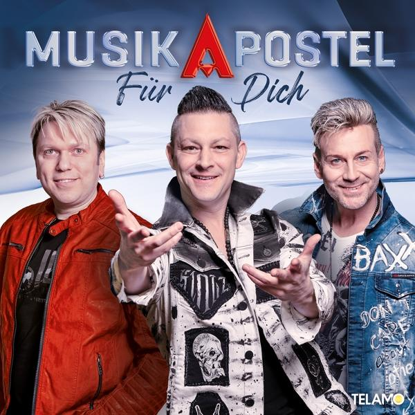 Drei Männer vor blauem Hintergrund. Der Text lautet: „Musik Postel Für Dich“ mit einem roten Logo.