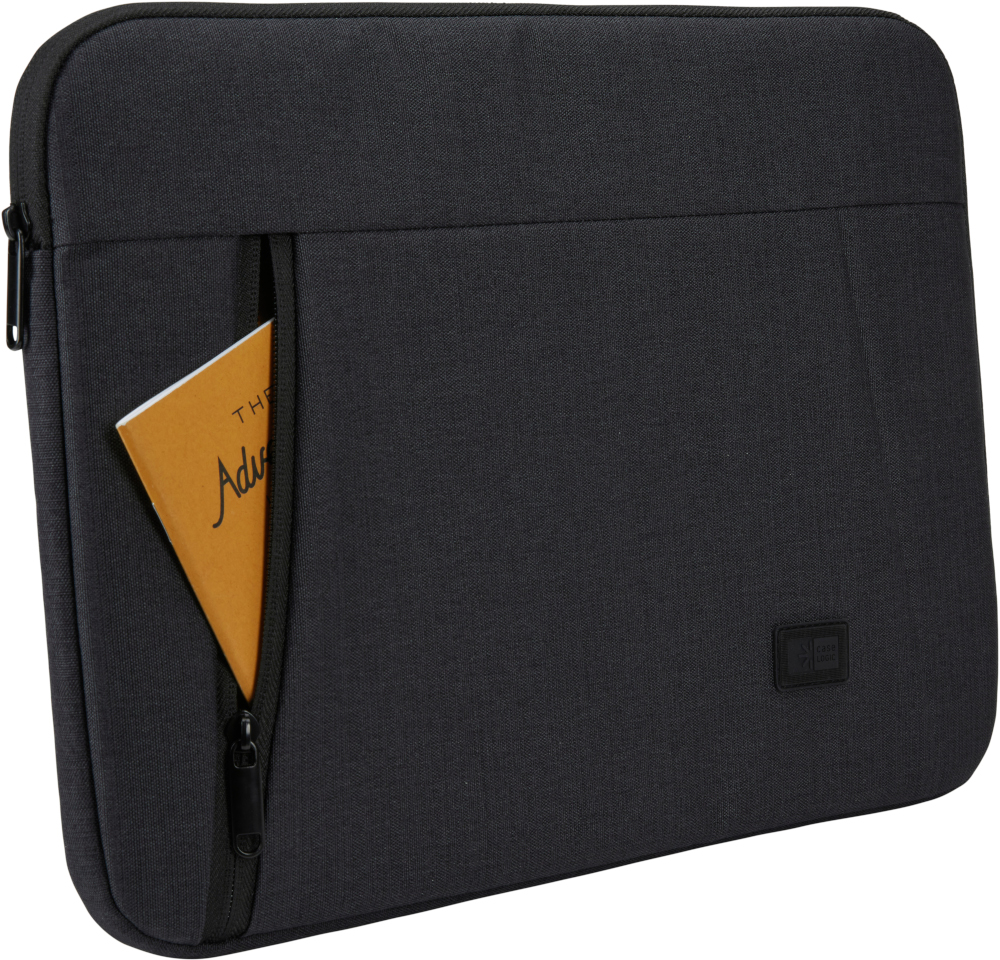 Zwarte laptoptas met een boek dat uit de voorzak steekt.