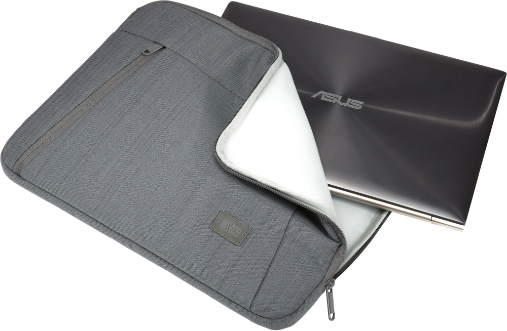 Apple iPad Pro argenté avec clavier et stylo. Le fond est blanc.