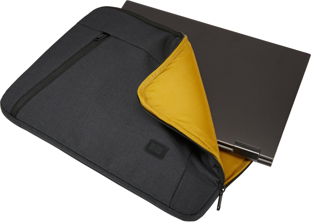 Donkergrijze laptoptas. Geopend met een laptop erin. Geel interieur. Zwarte rits, Case Logic logo.