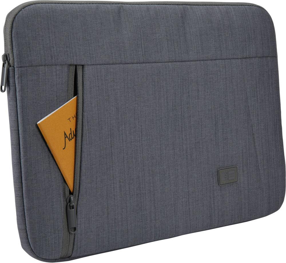 Een grijze laptoptas. Een klein open vak toont een geel boek met het woord "Avontuur".