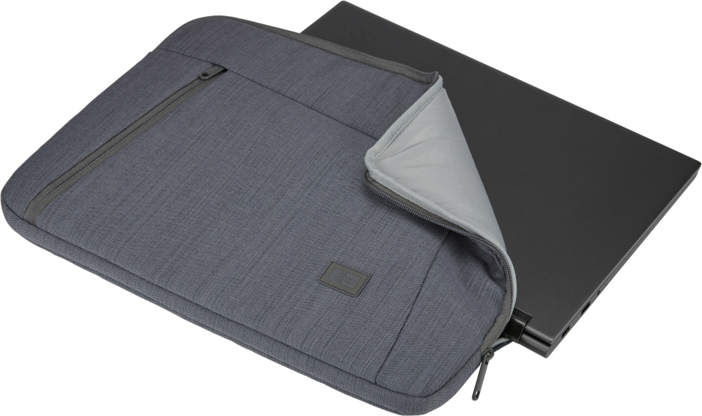 Een grijze laptop in een grijze laptoptas, met de tas gedeeltelijk open.