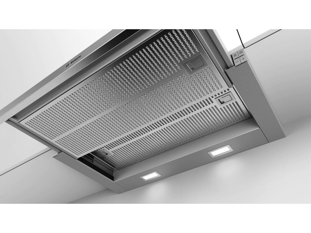 Campana extractora de acero inoxidable con filtros perforados y luces.