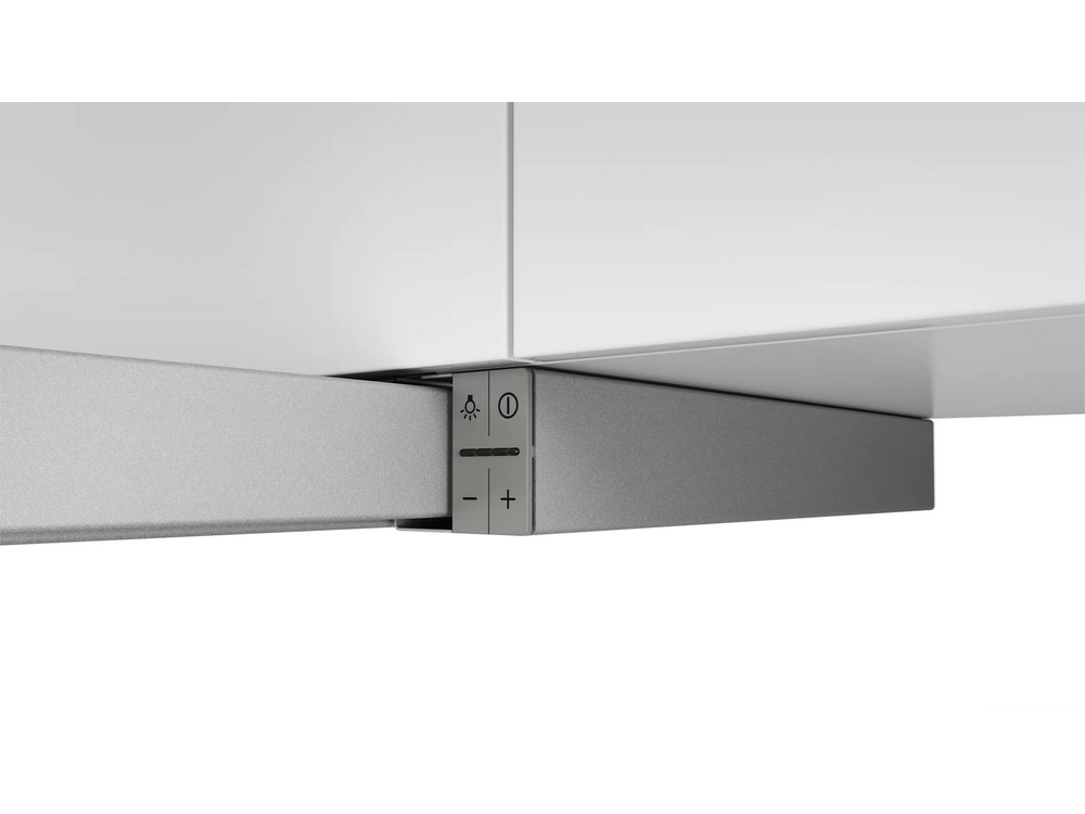 Panel de control plateado del extractor con botones de luz y encendido. Armarios blancos arriba.
