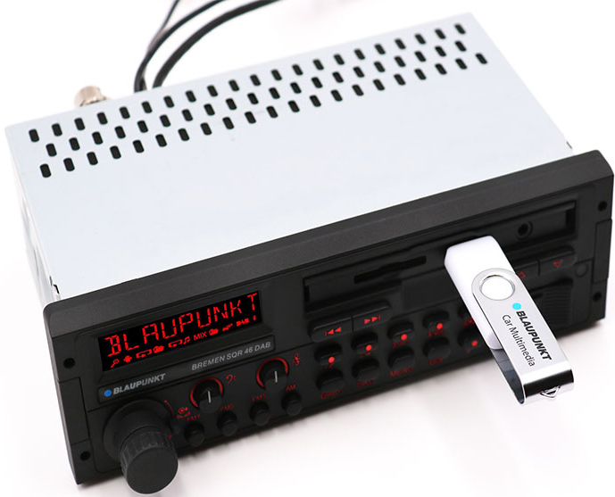 Autoradio avec une clé USB insérée. L'écran affiche 'BLAUPUNKT'.