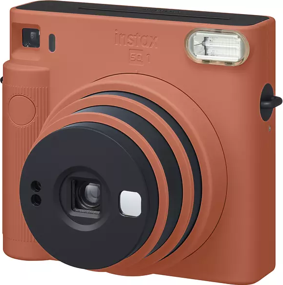 Orangefarbene Instax SQ1 Kamera. Merkmale: schwarzes Objektiv, Blitz und eine Taste. Quadratisches Format.