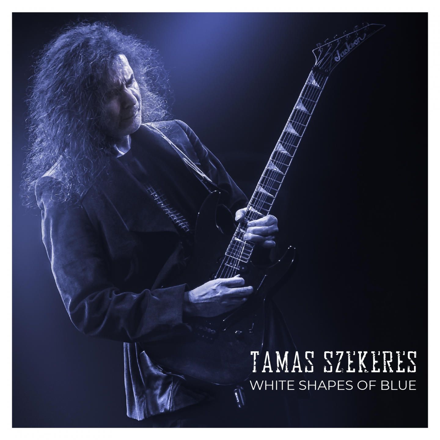 Férfi fekete elektromos gitáron játszik. White Shapes of Blue felirat. Kék háttér.