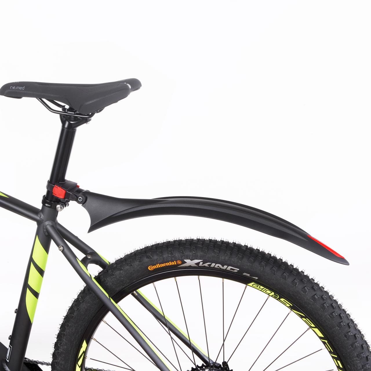 Rückseite eines Mountainbikes. Es zeigt den Hinterreifen, den Kotflügel und einen Teil des Rahmens.
