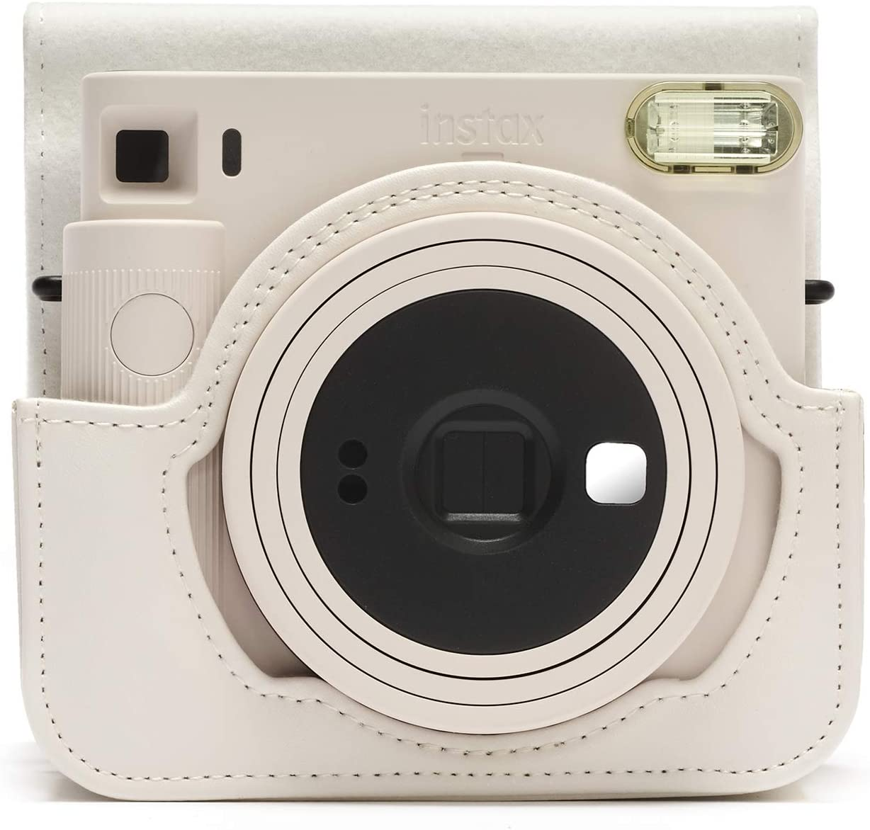 Eine weiße Instax-Kamera in einem passenden Gehäuse. Sie hat ein Objektiv und einen Blitz.